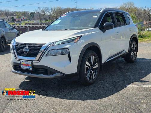 Pearl White Tricoat/Super Black 2023 Nissan Rogue SL
