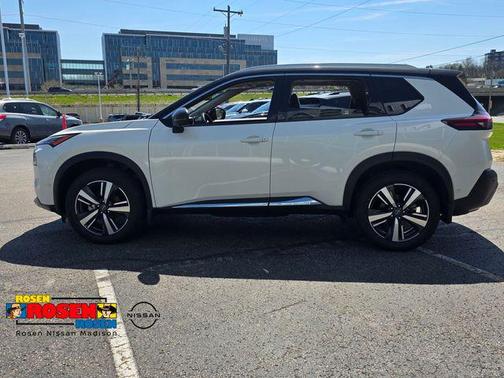 Pearl White Tricoat/Super Black 2023 Nissan Rogue SL