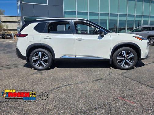 Pearl White Tricoat/Super Black 2023 Nissan Rogue SL