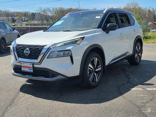 Pearl White Tricoat/Super Black 2023 Nissan Rogue SL