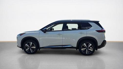 Pearl White Tricoat/Super Black 2023 Nissan Rogue SL
