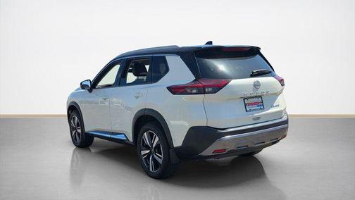 Pearl White Tricoat/Super Black 2023 Nissan Rogue SL