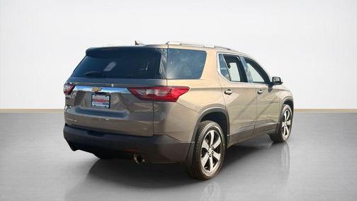 Pepperdust Metallic 2018 Chevrolet Traverse LT Leather