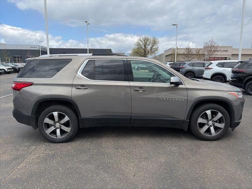 Pepperdust Metallic 2018 Chevrolet Traverse LT Leather