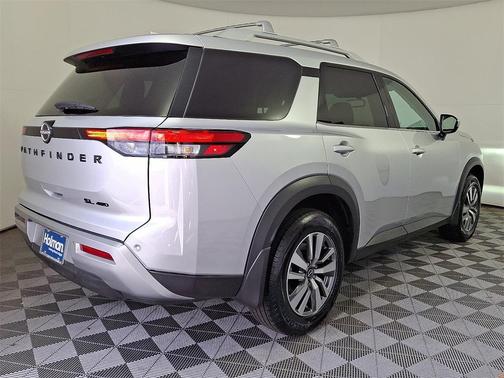 2022 Nissan Pathfinder SL