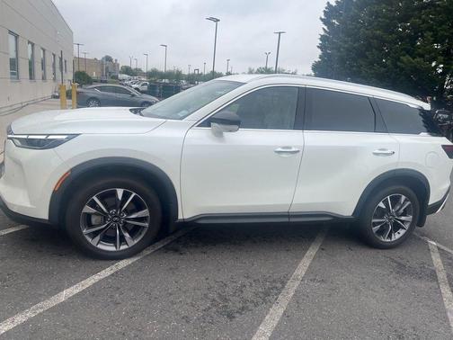 Majestic White 2024 INFINITI QX60 Luxe