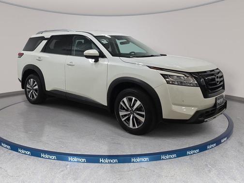 White 2023 Nissan Pathfinder SL