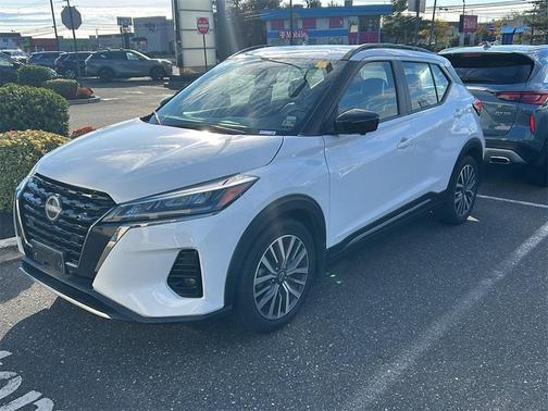 2023 Nissan Kicks SR