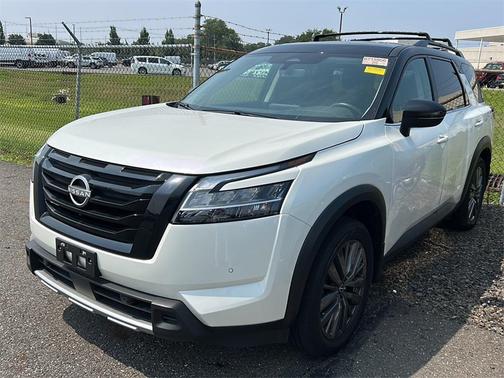 2024 Nissan Pathfinder SL