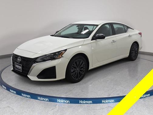 Glacier White 2025 Nissan Altima SV