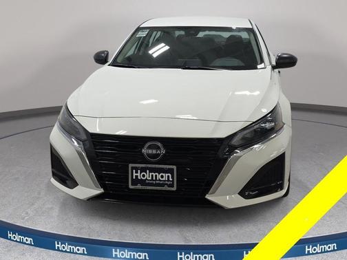 Glacier White 2025 Nissan Altima SV