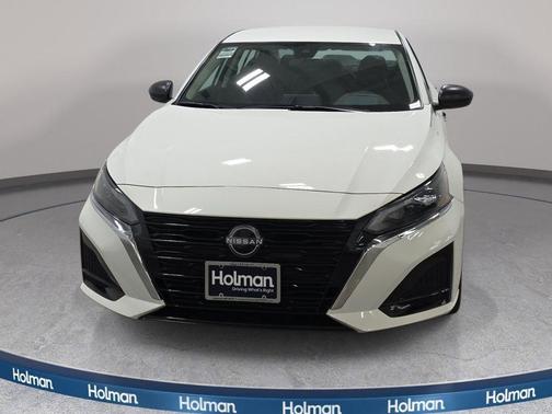 Glacier White 2025 Nissan Altima SV