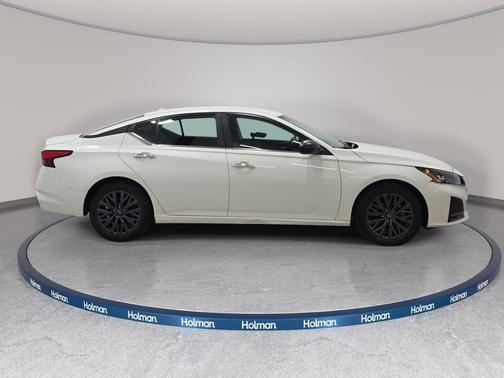 Glacier White 2025 Nissan Altima SV