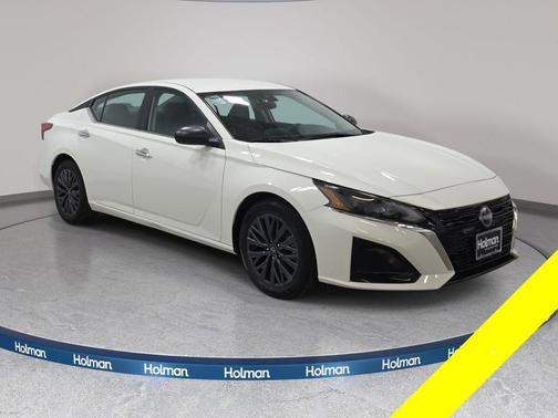 Glacier White 2025 Nissan Altima SV