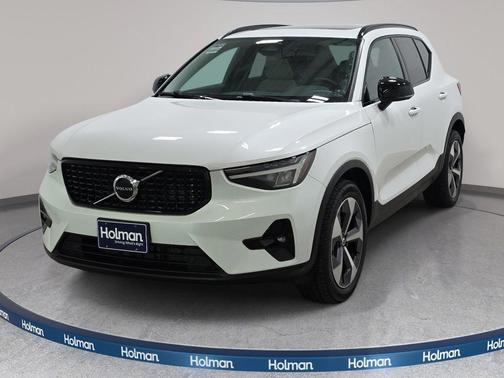 White 2023 Volvo XC40 B5 Plus Dark Theme