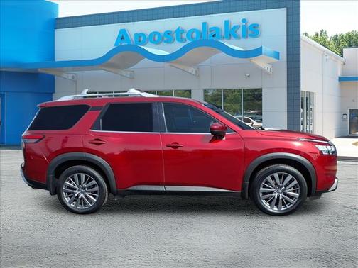 2022 Nissan Pathfinder SL