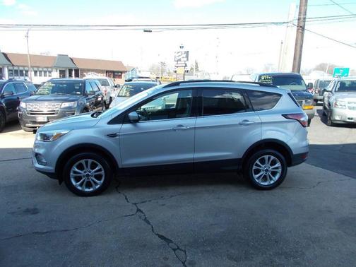Ingot Silver Metallic 2018 Ford Escape SE