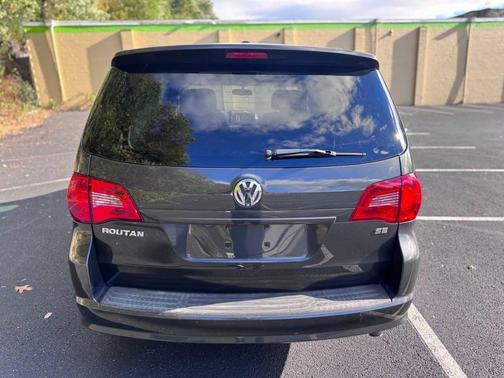 2012 Volkswagen Routan SE 4dr Mini Van w/ RSE