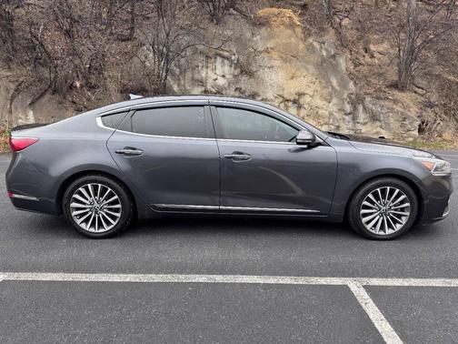 2017 Kia Cadenza Premium 4dr Sedan