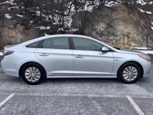 2017 Hyundai SONATA Hybrid SE