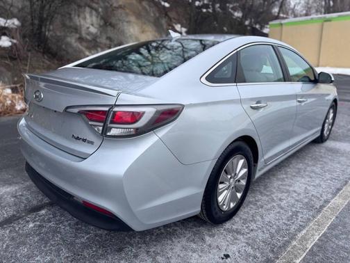 2017 Hyundai SONATA Hybrid SE