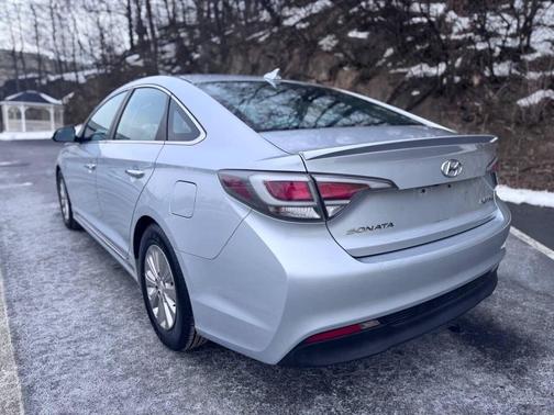 2017 Hyundai SONATA Hybrid SE