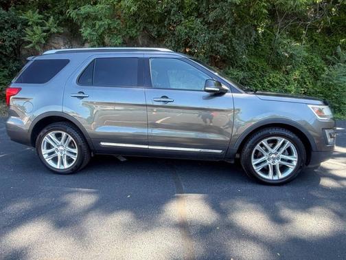 Shadow Black 2016 Ford Explorer XLT