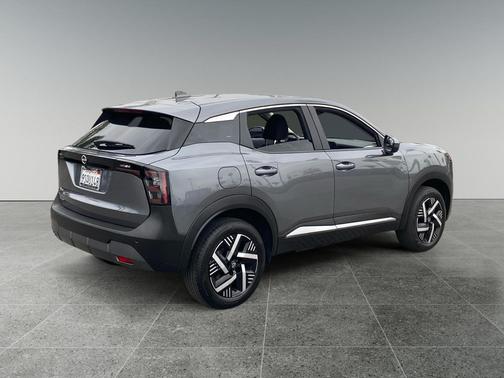 Gun Metallic 2025 Nissan Kicks SV