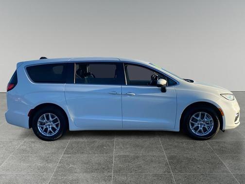 Bright White Clearcoat 2023 Chrysler Pacifica Touring L