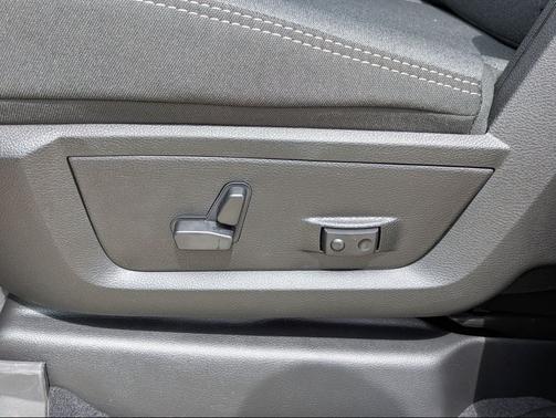 Ceramic Gray Clearcoat 2026 RAM 2500 Big Horn Crew Cab 4x4 6'4' Box
