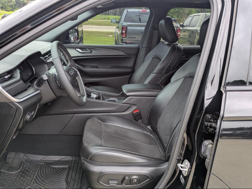 Diamond Black Crystal Pearlcoat 2024 Jeep Grand Cherokee L Altitude