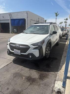 Crystal White Pearl 2025 Subaru Outback Premium