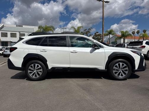 Crystal White Pearl 2025 Subaru Outback Premium