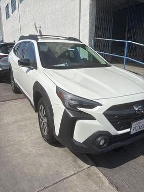 Crystal White Pearl 2025 Subaru Outback Premium