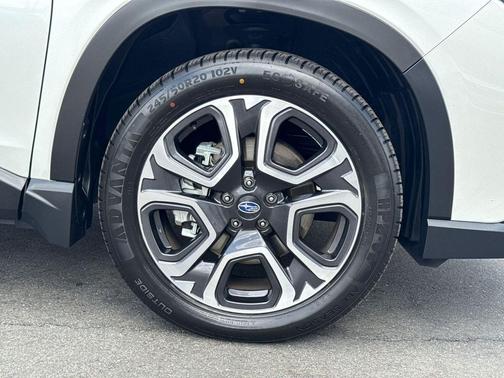 Crystal White Pearl 2023 Subaru Ascent Touring 7-Passenger