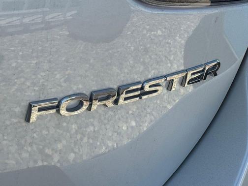 Crystal White Pearl 2024 Subaru Forester Limited