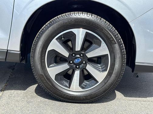 Ice Silver Metallic 2017 Subaru Forester 2.5i