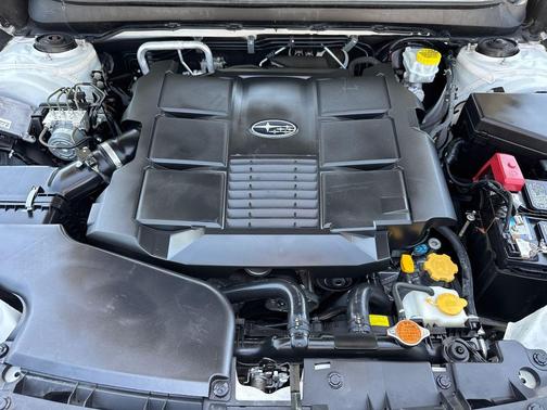 Crystal White Pearl 2018 Subaru Outback 3.6R Touring