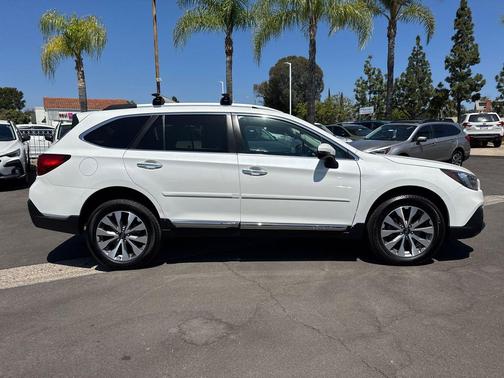 Crystal White Pearl 2018 Subaru Outback 3.6R Touring