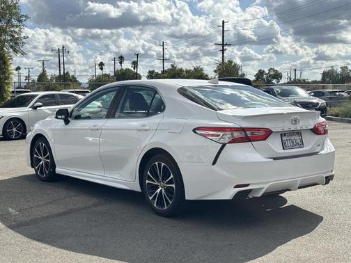 2020 Toyota Camry SE
