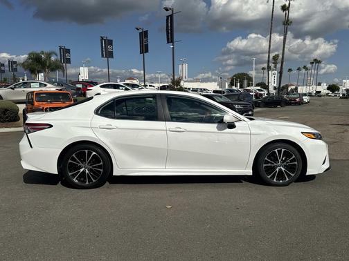 2020 Toyota Camry SE