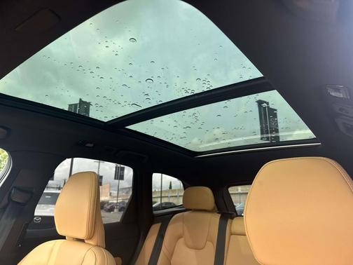 2024 Volvo XC60 B5 Ultimate Dark Theme