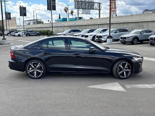 2024 Volvo S60 B5 Plus Dark Theme