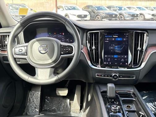 2024 Volvo S60 B5 Plus Dark Theme