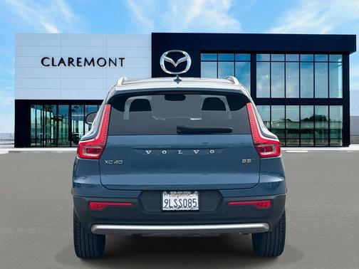 2024 Volvo XC40 B5 Core Dark Theme