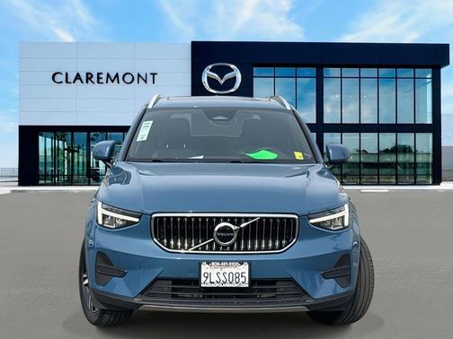 2024 Volvo XC40 B5 Core Dark Theme