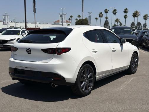 SNOWFLAKE WHT P 2026 Mazda Mazda3 FWD w/Preferred Package