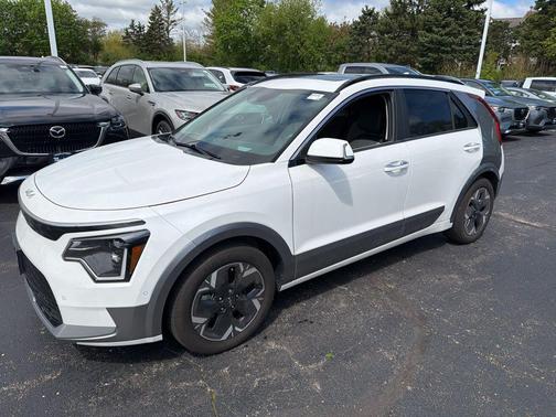 Snow White Pearl 2023 Kia Niro EV Wave