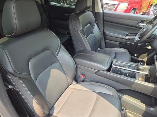 2022 Nissan Pathfinder SL 2WD