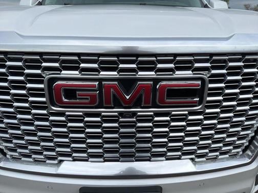 White Frost Tricoat 2023 GMC Yukon XL Denali